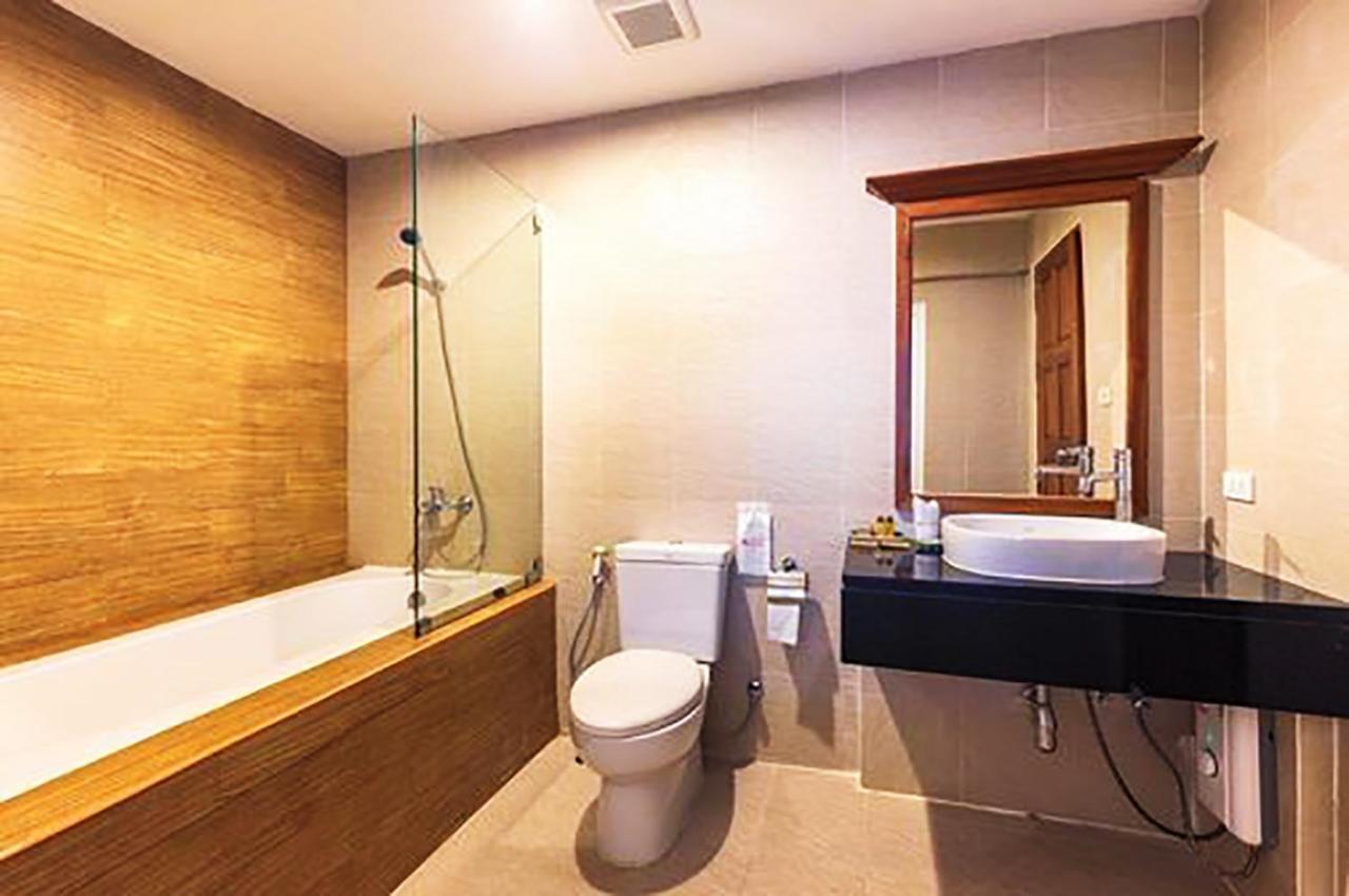 Bodega Phuket Patong (Adults Only) Hostel Екстериор снимка
