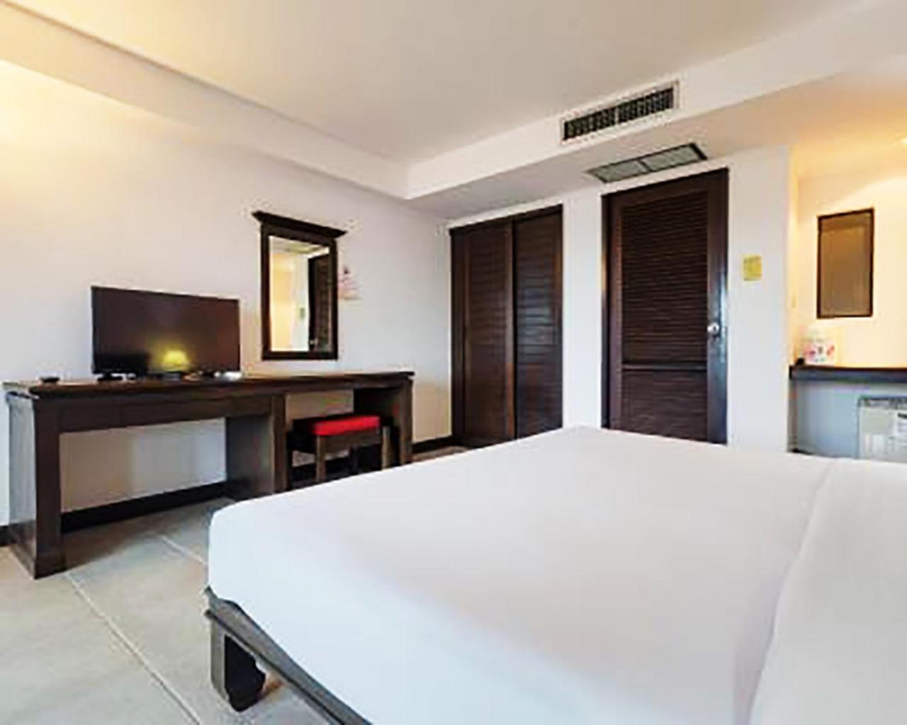 Bodega Phuket Patong (Adults Only) Hostel Екстериор снимка